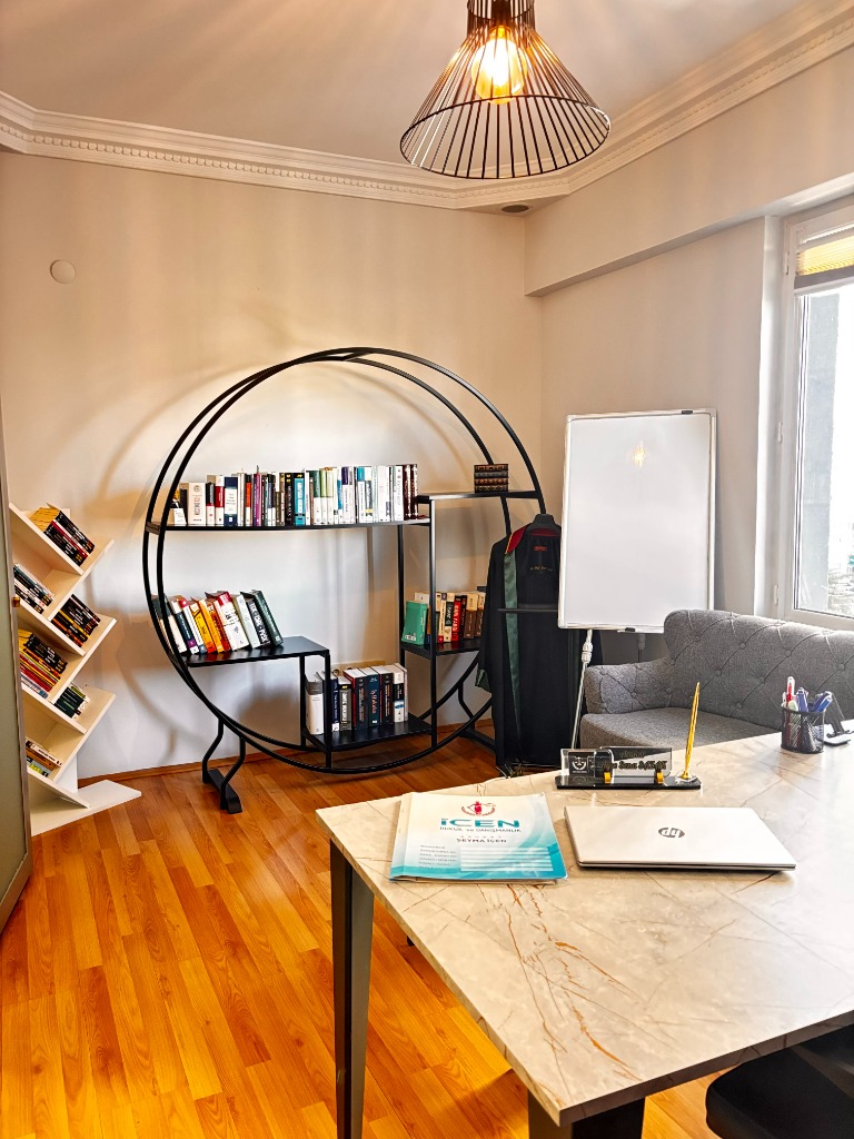 Yardımcı Avukat Sena Hanımın Ofisi